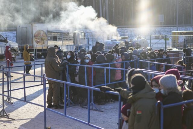 Eκατοντάδες μετανάστες παραμένουν αποκλεισμένοι στα σύνορα Λευκορωσίας – Πολωνίας