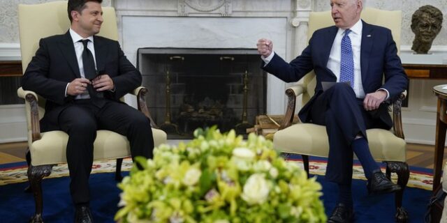 Πόλεμος στην Ουκρανία: Συμφωνία Ζελένσκι – Μπάιντεν για περισσότερη υποστήριξη στην άμυνα