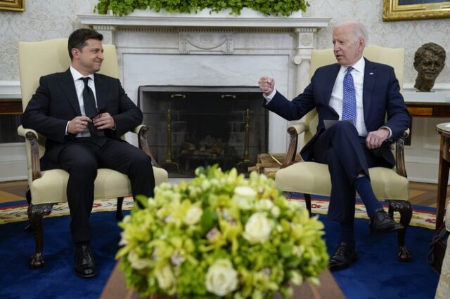Ζελένσκι: Ευχαρίστησε ΗΠΑ και Μπάιντεν για την αποστολή πιο ισχυρών όπλων στην Ουκρανία