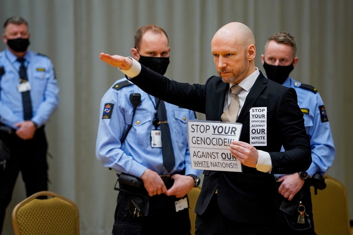 Νορβηγία: Ο μακελάρης Άντερς Μπρέιβικ “ζήτησε” την αποφυλάκισή του με ναζιστικό χαιρετισμό