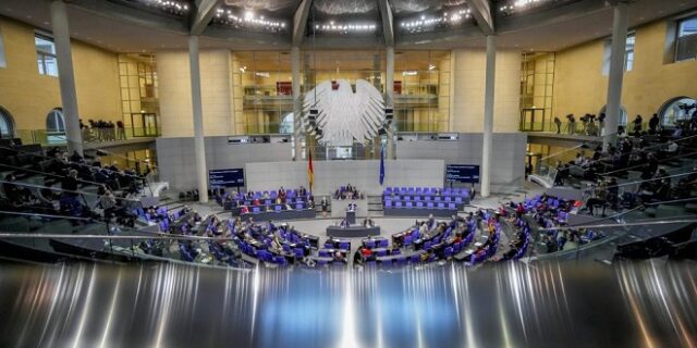 Bundestag: Έξι μήνες η ισχύς του πιστοποιητικού νόσησης, αντί τριών για τους πολίτες – Έντονες αντιδράσεις