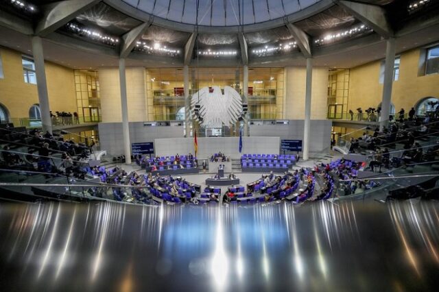 Bundestag: Έξι μήνες η ισχύς του πιστοποιητικού νόσησης, αντί τριών για τους πολίτες – Έντονες αντιδράσεις