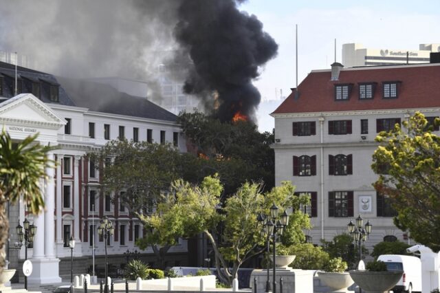 Νότια Αφρική: Υπό έλεγχο η φωτιά που ξέσπασε στο Κοινοβούλιο του Κέιπ Τάουν