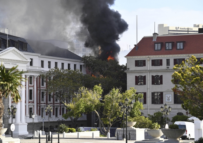 Νότια Αφρική: Υπό έλεγχο η φωτιά που ξέσπασε στο Κοινοβούλιο του Κέιπ Τάουν