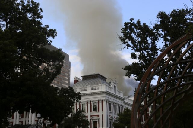 Νότια Αφρική: Φωτιά ξέσπασε στο Κοινοβούλιο στο Κέιπ Τάουν