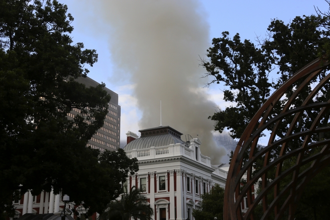 Νότια Αφρική: Φωτιά ξέσπασε στο Κοινοβούλιο στο Κέιπ Τάουν