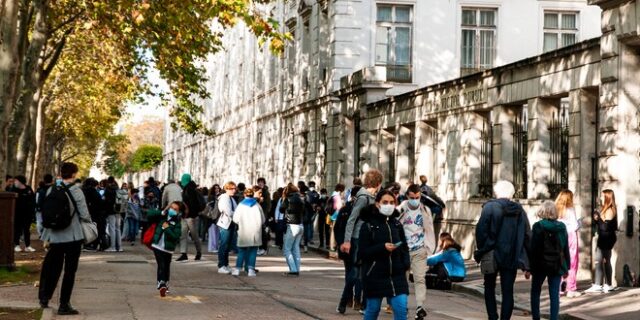 Ο ΠΟΥ προειδοποιεί: Η Όμικρον μπορεί να προκαλέσει πιο επικίνδυνες παραλλαγές