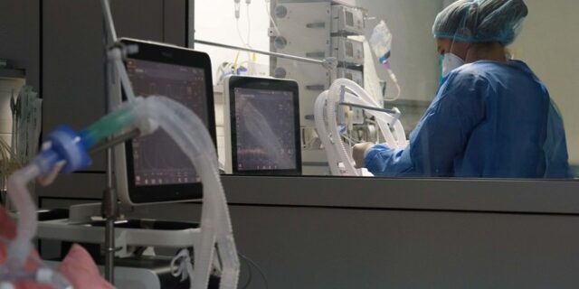 Καπραβέλος: Ο αριθμός των θανάτων προσβάλλει την χώρα και το ΕΣΥ