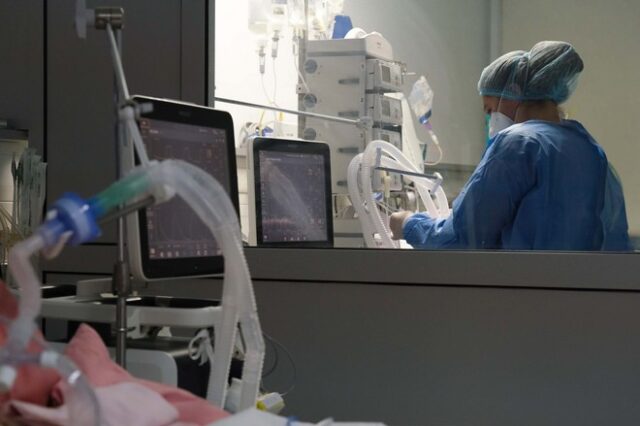Κορονοϊός: Τρομακτική άνοδος 42% στις εισαγωγές σε μια μέρα – Ασφυκτιούν τα νοσοκομεία