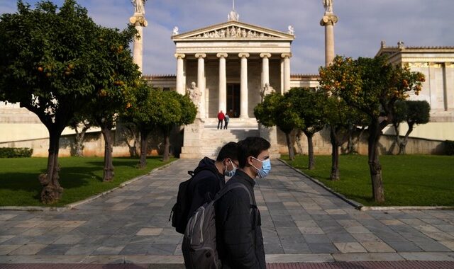 Άρση μέτρων: Δεν πετάμε άμεσα τις μάσκες στους εξωτερικούς χώρους