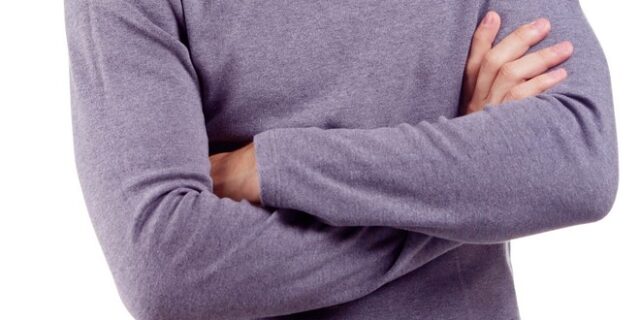 Τι πραγματικά αποκαλύπτετε, όταν σταυρώνετε τα χέρια στο ύψος του στήθους