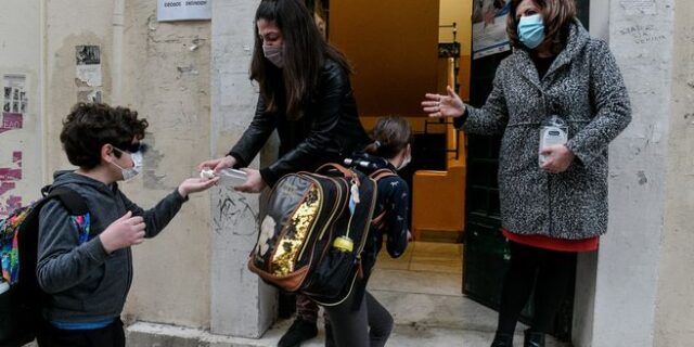 Σχολεία: Στους 6.500 οι εκπαιδευτικοί που νοσούν από κορονοϊό