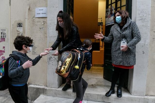 Σχολεία: Στους 6.500 οι εκπαιδευτικοί που νοσούν από κορονοϊό