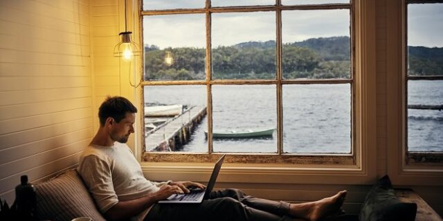 Παραισθησιογόνα, στρατόπεδα για κοσμοναύτες, Netflix και γείωση… οι τάσεις των διακοπών φέτος