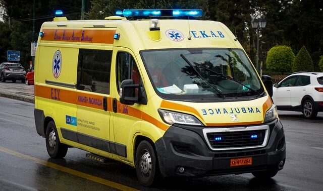 Θεσσαλονίκη: Αυτοκίνητο “καρφώθηκε” σε κολώνα – Στο νοσοκομείο ο οδηγός