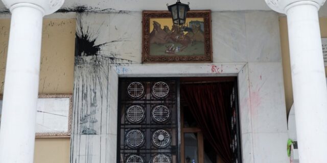 Βιασμός ανήλικης στα Πατήσια: Βανδάλισαν την εκκλησία όπου λειτουργούσε ο παιδόφιλος ιερέας