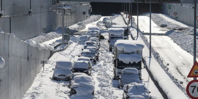 Να θυσιαστούν όλοι για να προστατευτεί ο Μητσοτάκης