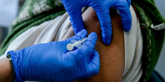 Εμβόλιο Κορονοϊού: 324.000 πολίτες δεν έκαναν την τρίτη δόση και δεν έχουν πλέον πιστοποιητικό