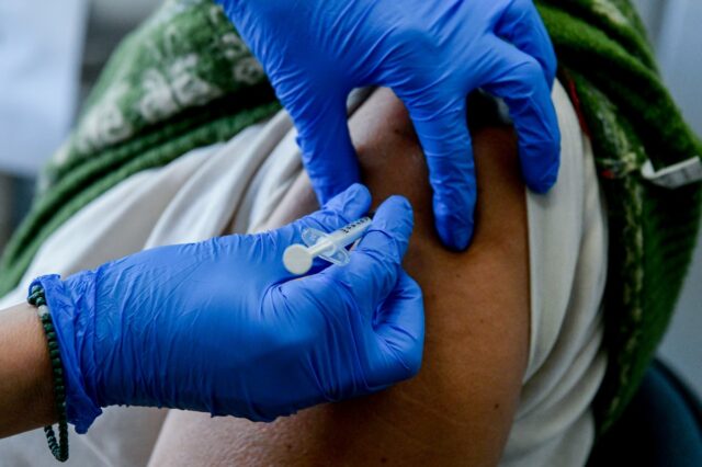 Εμβόλιο Κορονοϊού: 324.000 πολίτες δεν έκαναν την τρίτη δόση και δεν έχουν πλέον πιστοποιητικό