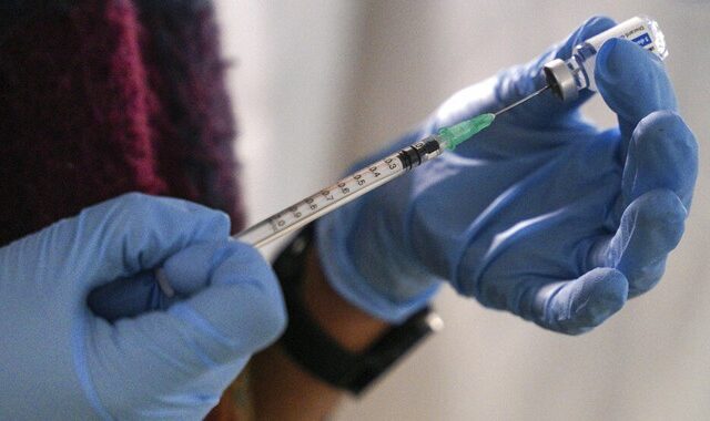 Κορονοϊός: Τι είναι το “nocebo” και πώς συνδέεται με παρενέργειες του εμβολιασμού