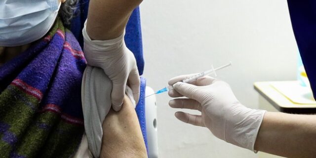 ΣτΕ – Πρόστιμο σε ανεμβολίαστους: Ρατσιστικό και παγκόσμια πρωτοτυπία το μέτρο λένε οι προσφεύγοντες