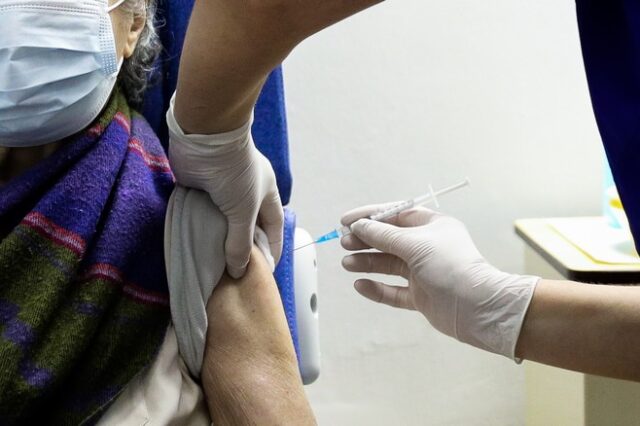 Εμβόλιο κορονοϊού: Λήγει η διορία για τους ανεμβολίαστους άνω των 60 – Πρόστιμα από Δευτέρα