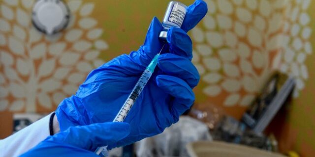 4η δόση εμβολίου: Αποφάσεις ίσως και σήμερα – “Έτοιμα τα συστήματα” λέει ο Θεμιστοκλέους