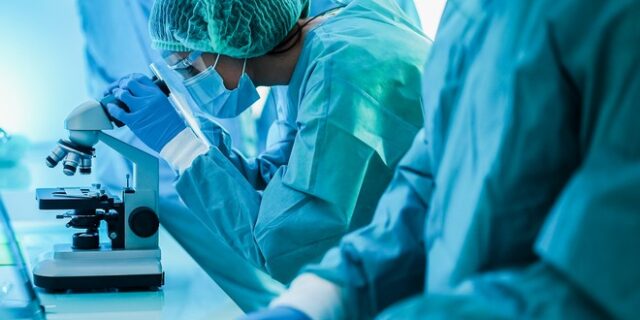Κορονοϊός: Οι δύο όψεις της “Όμικρον” – Πειράζει λιγότερο τους πνεύμονες, αλλά ο Φάουτσι φοβάται