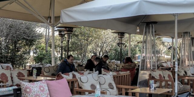 Κορονοϊός: Συνεδριάζει η επιτροπή για τα μέτρα – Τι εξετάζεται