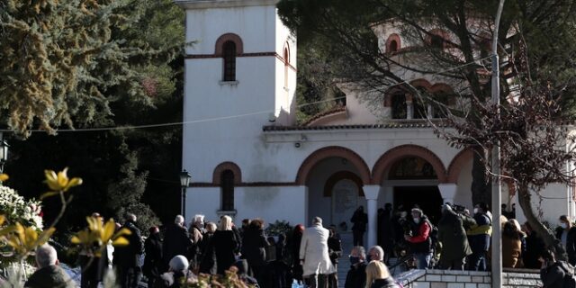 Αλέκος Φασιανός: Συγκίνηση και πλήθος κόσμου στην κηδεία του σπουδαίου καλλιτέχνη