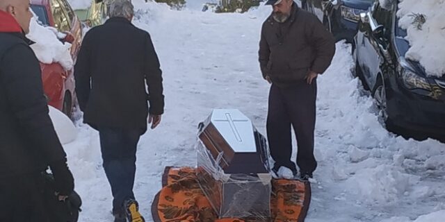 Θλιβερό περιστατικό στου Ζωγράφου: Δεν μπορούσαν να πάρουν φέρετρο από τον παγετό