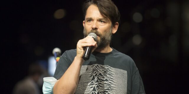 Ο Ανέστης Αζάς “σπάει” τα στερεότυπα Ελλάδας- Τουρκίας φτιάχνοντας μπακλαβά