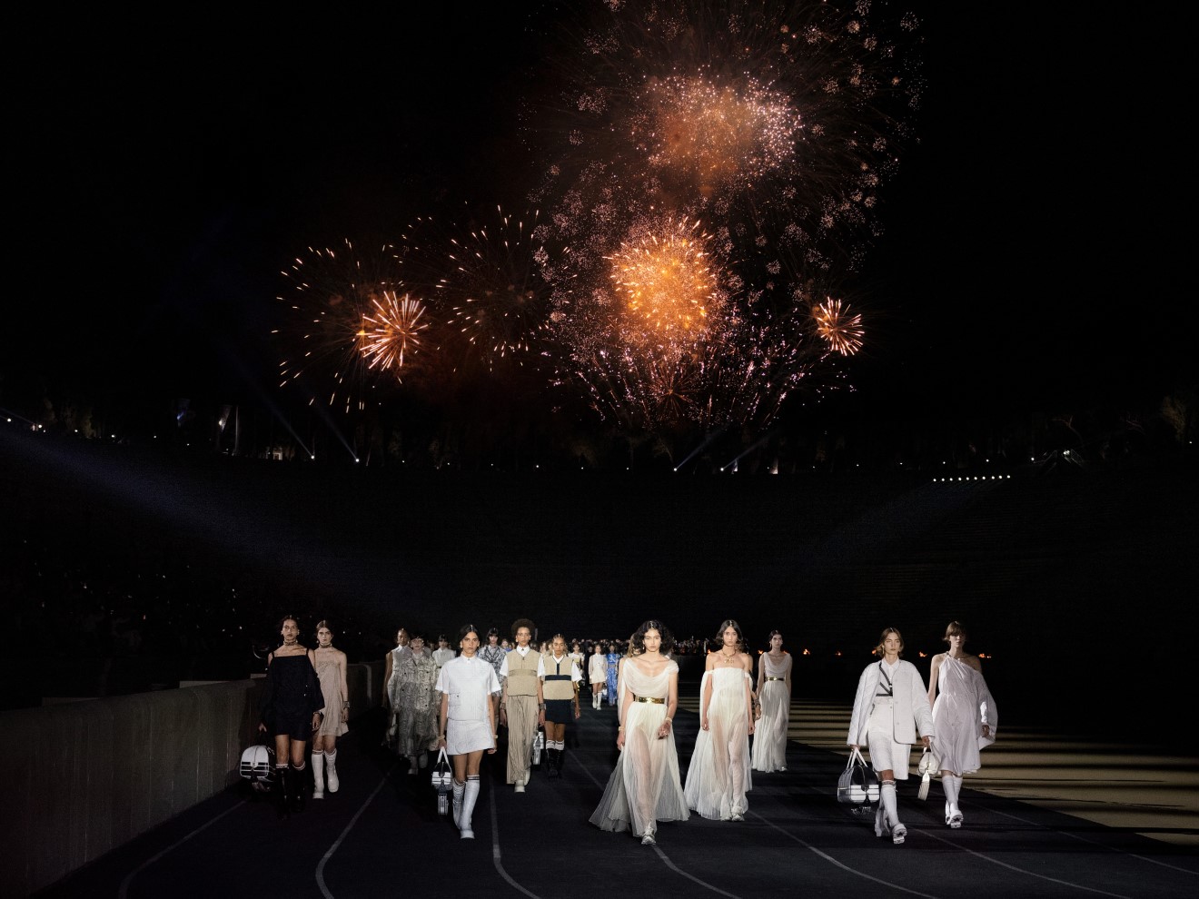 Στα παρασκήνια του Dior: Δείτε πώς δημιουργήθηκε το εντυπωσιακό σόου στο Καλλιμάρμαρο