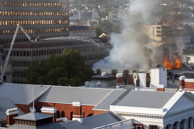 Νότια Αφρική: Μία σύλληψη για τη φωτιά στο κοινοβούλιο