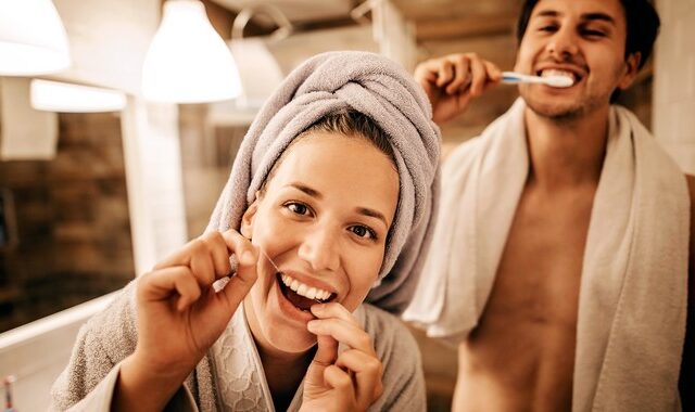 Πότε είναι καλύτερο να βουρτσίζουμε τα δόντια μας το πρωί: πριν ή αφότου φάμε