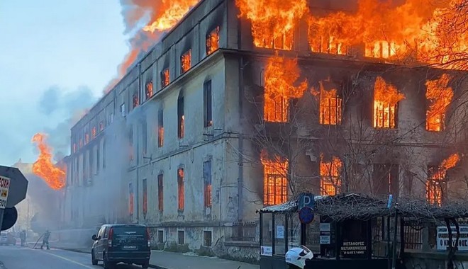 Ξάνθη: Καταστροφές από τη μεγάλη πυρκαγιά σε καπναποθήκες στο κέντρο της πόλης