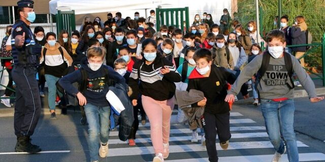 Γαλλία: Χαλαρώνουν τα πρωτόκολλα στα σχολεία, παρά την έξαρση κρουσμάτων