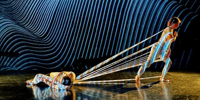 LOOM: Χορεύοντας και πλέκοντας μία συλλογική βιογραφία