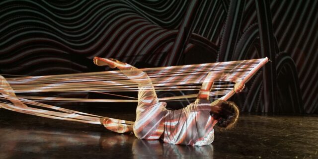 Υλικά και σώματα “υφαίνουν” μία συλλογική βιογραφία σ΄ έναν αργαλειό στο Μέγαρο