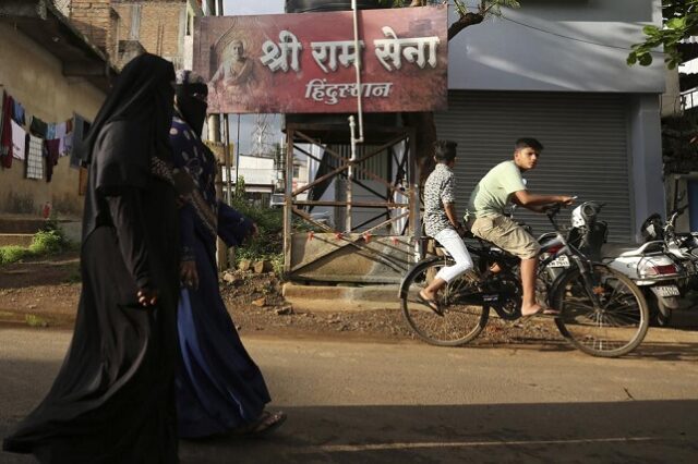 Ινδία: Ομαδικός βιασμός 21χρονης στη μέση του δρόμου – 11 συλλήψεις, μεταξύ τους και γυναίκες