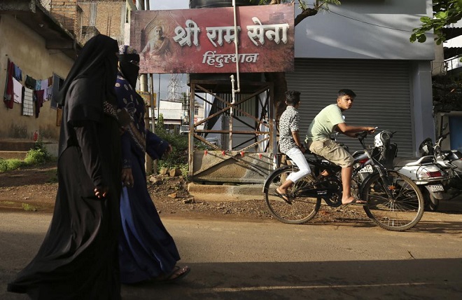 Ινδία: Ομαδικός βιασμός 21χρονης στη μέση του δρόμου – 11 συλλήψεις, μεταξύ τους και γυναίκες