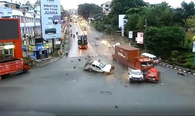 Ινδονησία: Νεκροί και τραυματίες από παράσυρση φορτηγού – Σοκαριστικό βίντεο