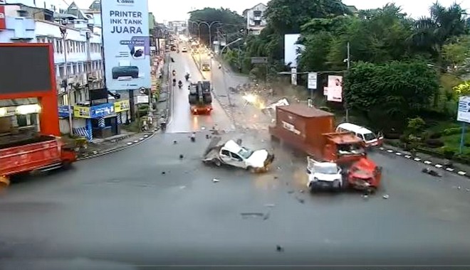 Ινδονησία: Νεκροί και τραυματίες από παράσυρση φορτηγού – Σοκαριστικό βίντεο