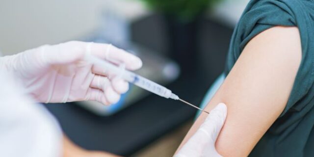ΕΟΔΥ: Στο 62% η προστασία έναντι της Όμικρον με την αναμνηστική δόση