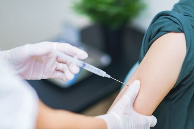 Εμβολιασμοί για κορονοϊό: Συνεδριάζει η Επιτροπή για την 5η δόση – Την Τετάρτη τα επικαιροποιημένα εμβόλια