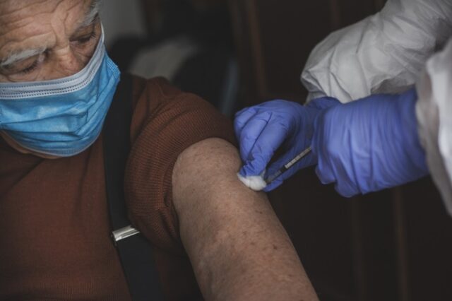 ΣτΕ – Πρόστιμο σε ανεμβολίαστους: “Ωμός και ανήθικος εκβιασμός” λένε οι συνήγοροι των προσφευγόντων