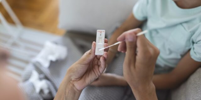 Κορονοϊός: Αύξηση στα κρούσματα σε παιδιά και εφήβους