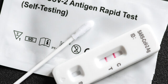 Γιατί το να κολλήσουμε όλοι Όμικρον δεν είναι καθόλου καλή ιδέα