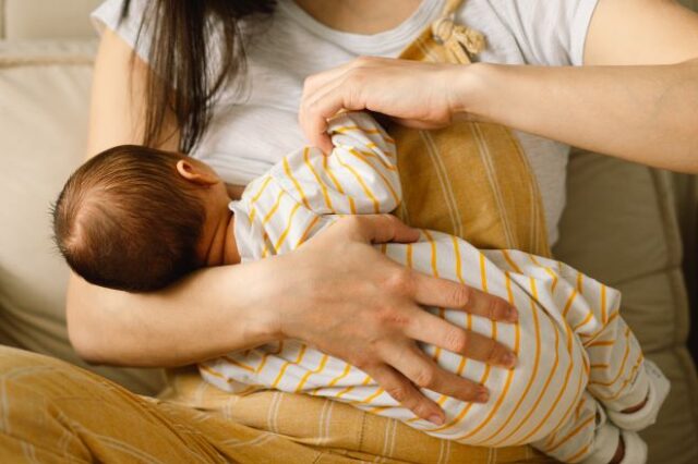 Ο κορονοϊός δεν μεταδίδεται στα μωρά μέσω του θηλασμού από μητέρες που νοσούν