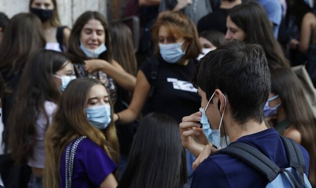 Ιταλία: Άνοιξαν τα σχολεία – Εκτιμήσεις για επιστροφή στην τηλεκπαίδευση μέχρι το τέλος της εβδομάδας